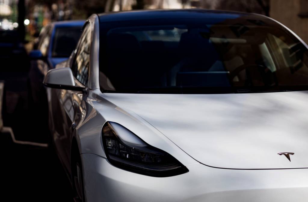 une voiture tesla