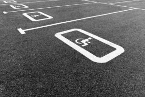 dimension place de parking handicapé