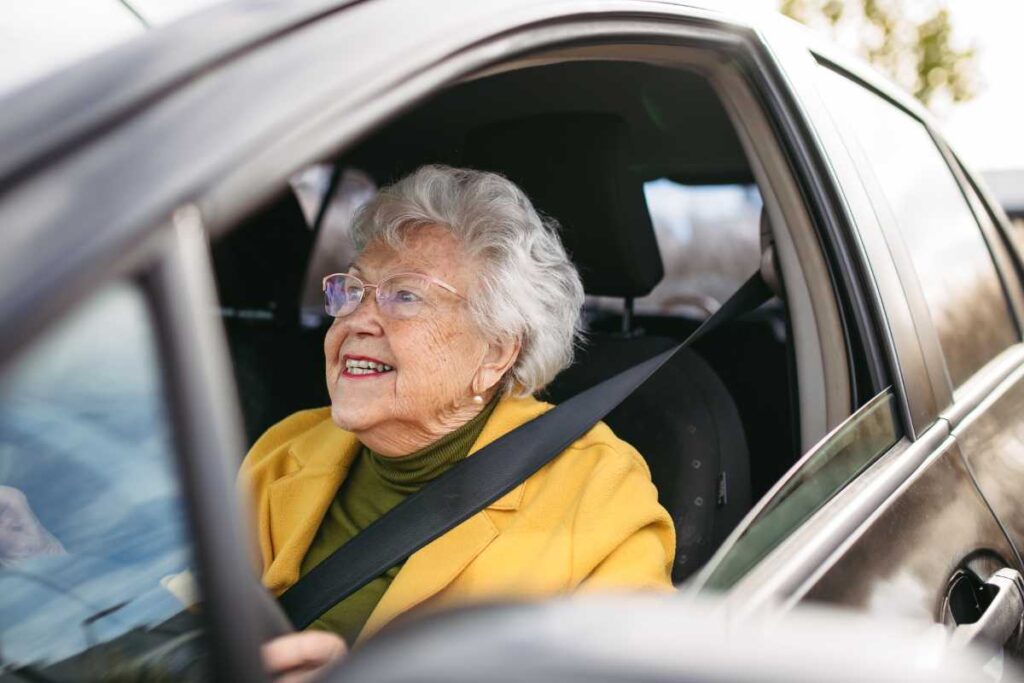 trouver une personne âgée qui donne sa voiture