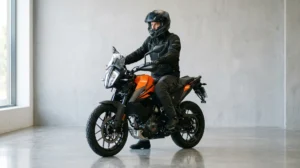 Moto KTM automatique moderne avec pilote, vue avant-trois-quarts, garage épuré.
