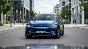 Voiture moderne et élégante vue de face, représentant une marque de voiture en n innovante en milieu urbain.