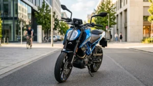 Moto 125 pas chère moderne et élégante stationnée dans une rue urbaine ensoleillée pour un look dynamique.