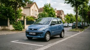 Petite voiture sans permis d'occasion garée dans une rue calme, idéale pour un achat fiable à 1500 euros.