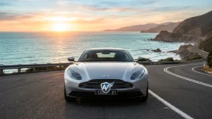 Voiture de sport moderne et élégante sur une route côtière, illustrant une marque de voiture en h.