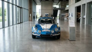 Voiture mythique du Tour de France restaurée et exposée dans un musée automobile moderne et lumineux.