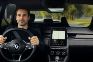 Conducteur serein utilisant l'application Waze sur l'écran tactile d'une voiture moderne connectée en Bluetooth.