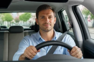 Conducteur serein au volant d'une voiture, illustrant la récupération de points après une infraction au code de la route.