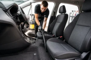 Nettoyage professionnel de l’habitacle d’une voiture avec aspirateur sur les sièges et moquettes propres